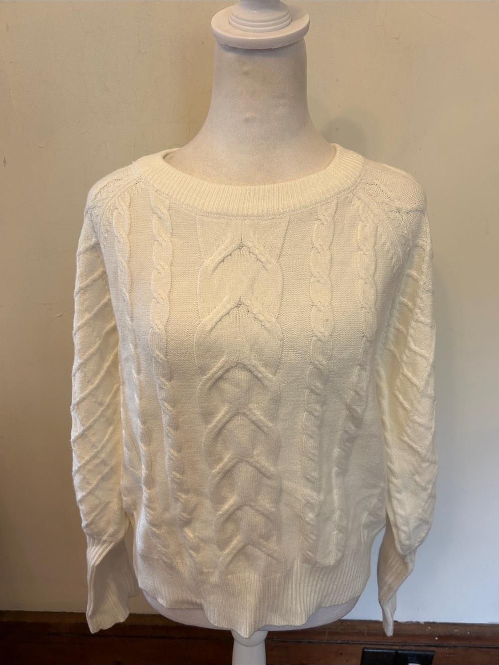 Tahari Classic Cable Knit Women’s cream sweater Size L NWT